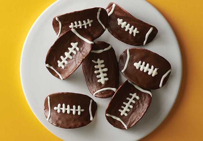 Chocolate-Dipped Pringles Footballs