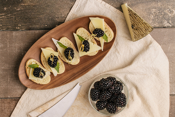 Recipe: Manchego Blackberry Crostini