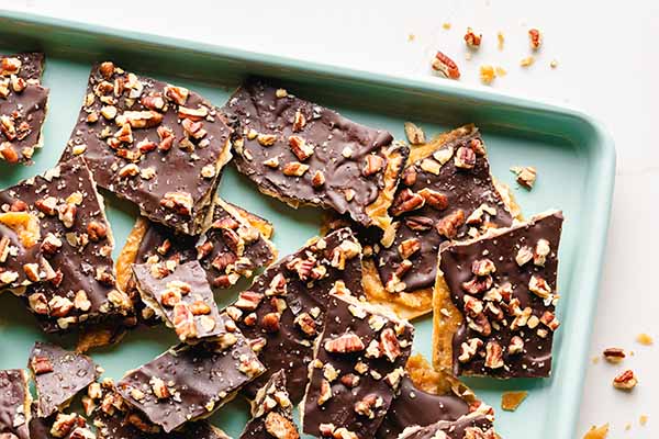 Recipe: 5-Step Toffee Matzo Crunch