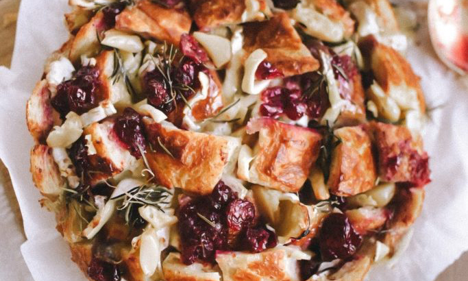 Cranberry Brie Pull-Apart Bread with Roasted Garlic and Rosemary