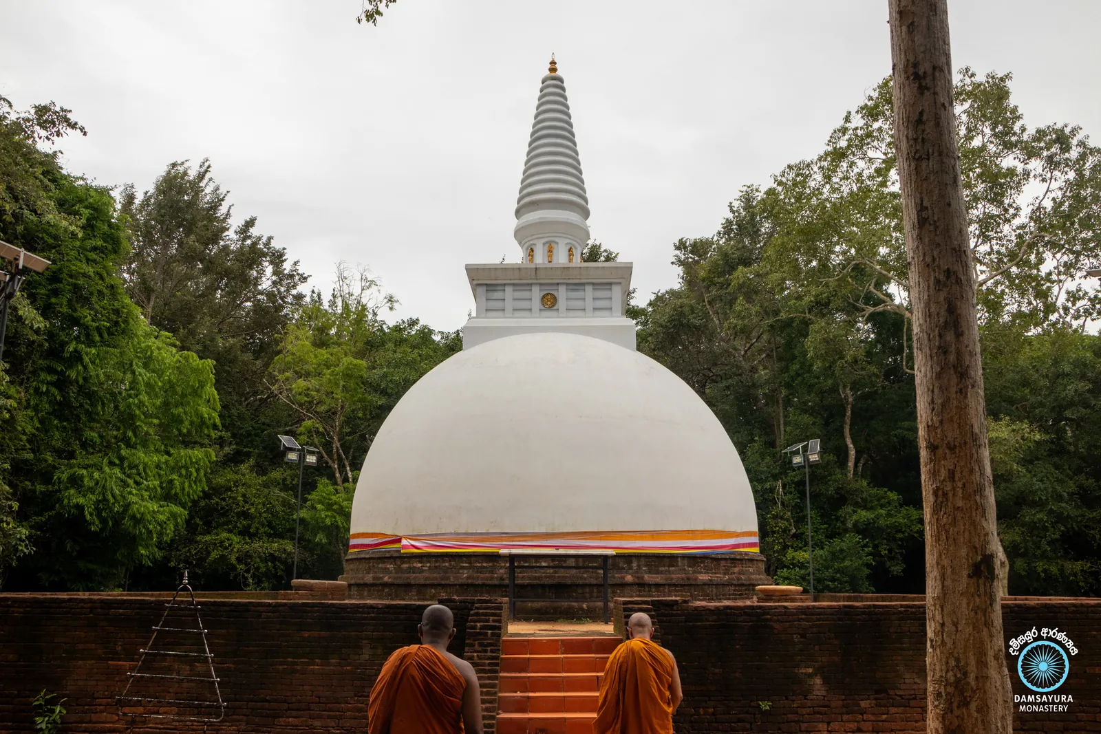 වවුනියාවේ සපුමල්ගස්කඩ පබ්බතාරාම රජ මහා විහාරයේදී. — ඡායාරූපය 11