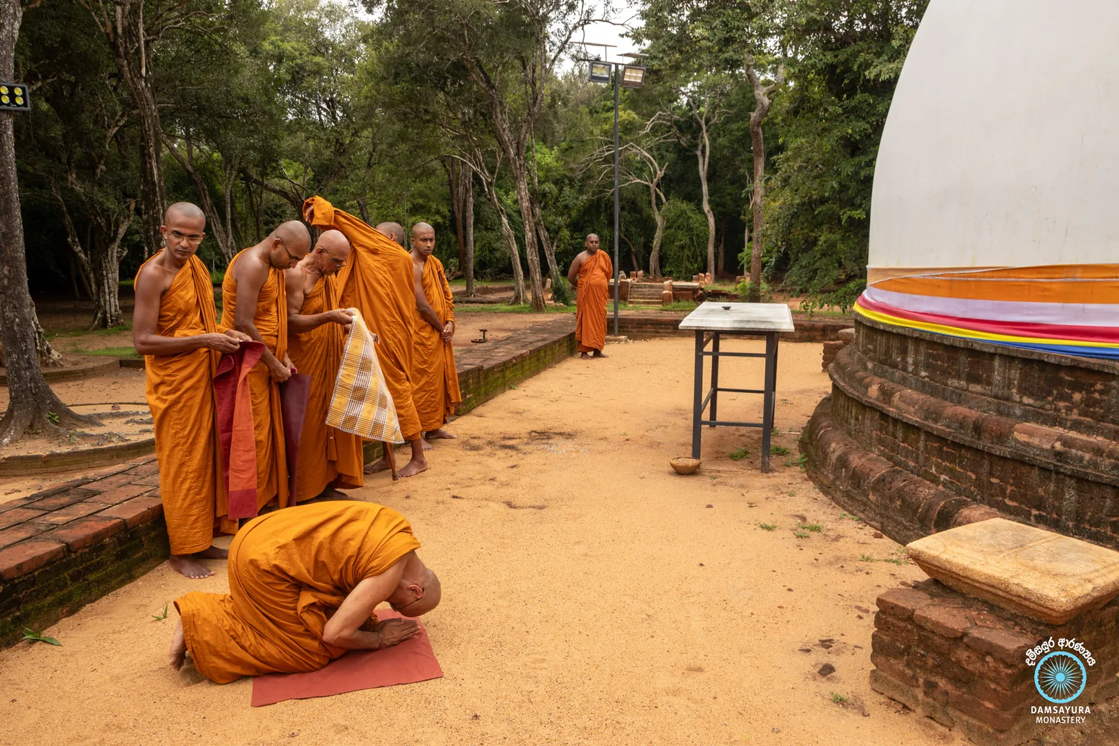 වවුනියාවේ සපුමල්ගස්කඩ පබ්බතාරාම රජ මහා විහාරයේදී. — ඡායාරූපය 13