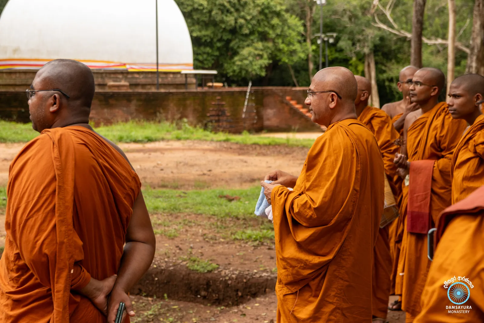 වවුනියාවේ සපුමල්ගස්කඩ පබ්බතාරාම රජ මහා විහාරයේදී. — ඡායාරූපය 14