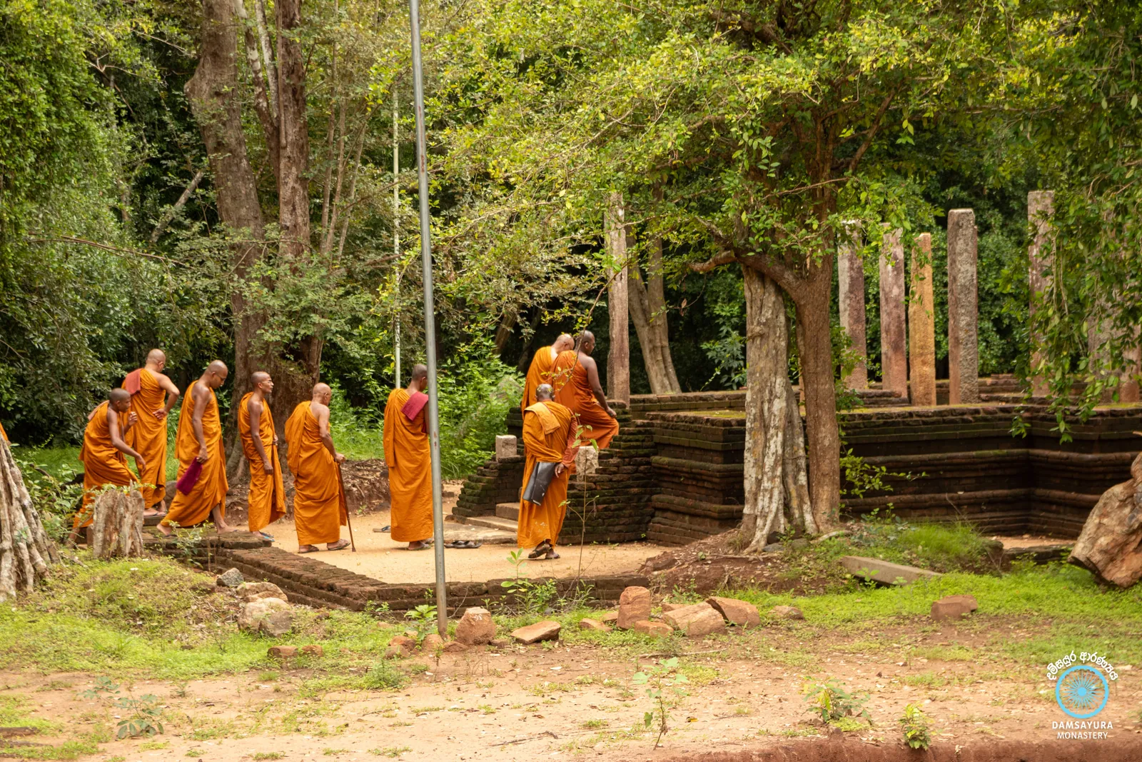 වවුනියාවේ සපුමල්ගස්කඩ පබ්බතාරාම රජ මහා විහාරයේදී. — ඡායාරූපය 15