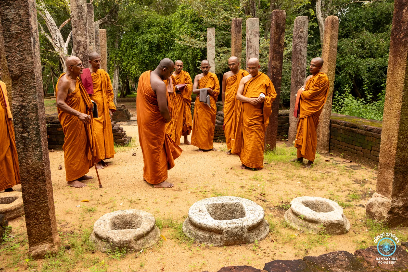 වවුනියාවේ සපුමල්ගස්කඩ පබ්බතාරාම රජ මහා විහාරයේදී. — ඡායාරූපය 16
