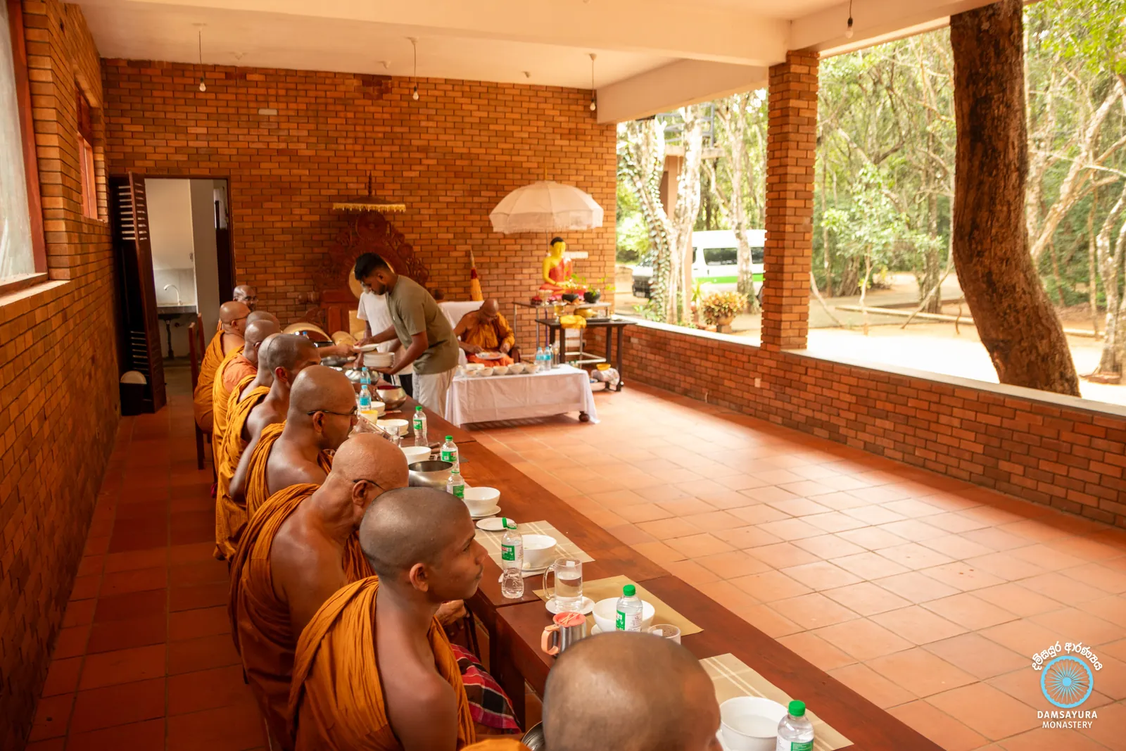 වවුනියාවේ සපුමල්ගස්කඩ පබ්බතාරාම රජ මහා විහාරයේදී. — ඡායාරූපය 3