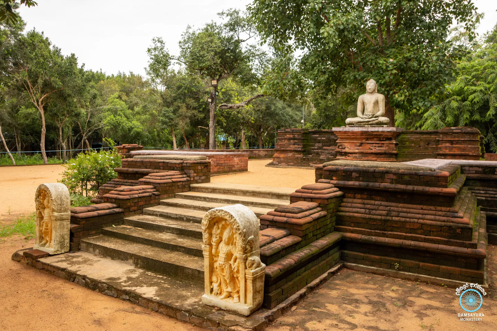 වවුනියාවේ සපුමල්ගස්කඩ පබ්බතාරාම රජ මහා විහාරයේදී. — ඡායාරූපය 5