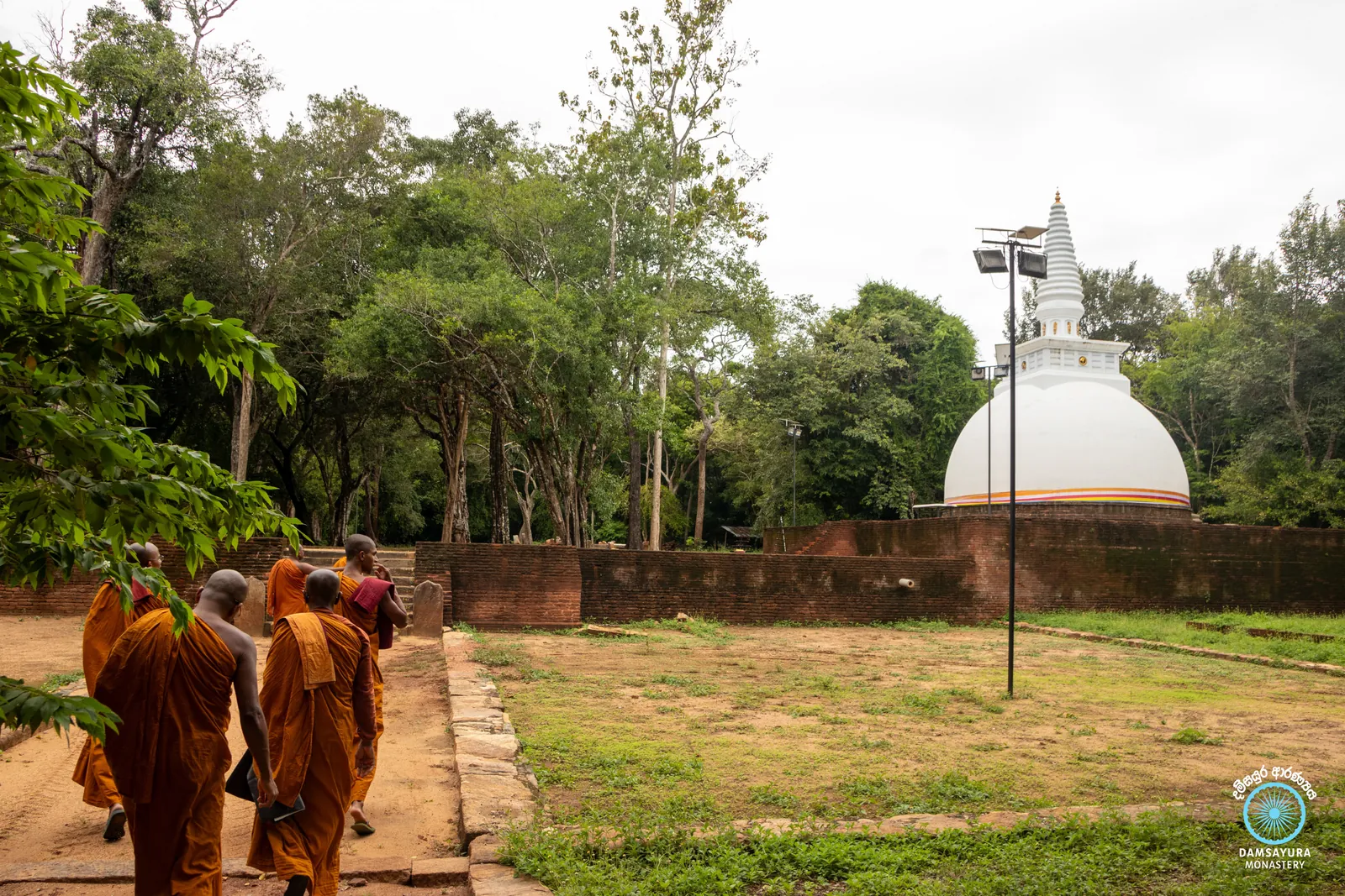 වවුනියාවේ සපුමල්ගස්කඩ පබ්බතාරාම රජ මහා විහාරයේදී. — ඡායාරූපය 9