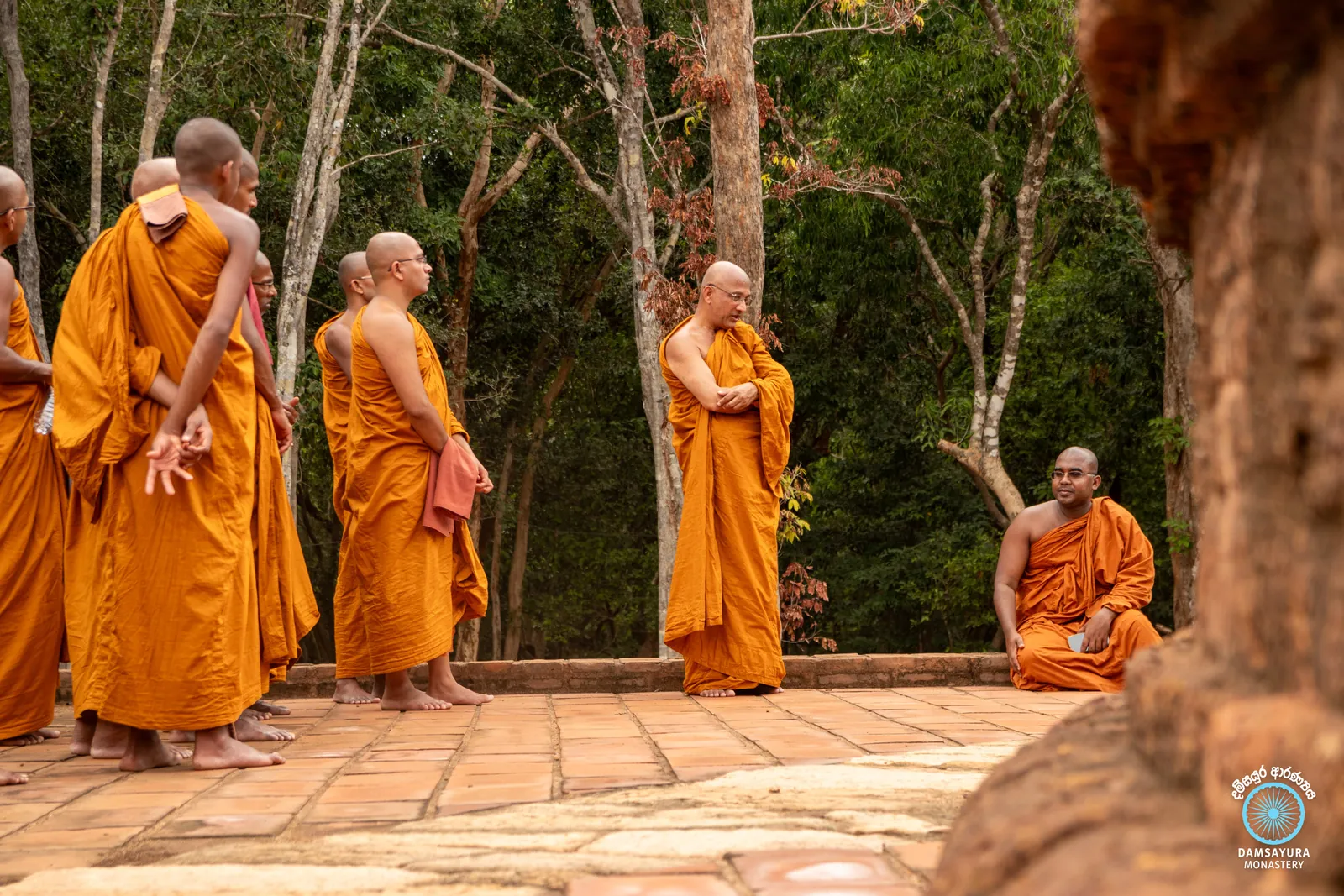 ඓතිහාසික කුරුන්දි රජමහා විහාරයේ ඉපැරණි සෑය වන්දනා කිරීම. — ඡායාරූපය 11