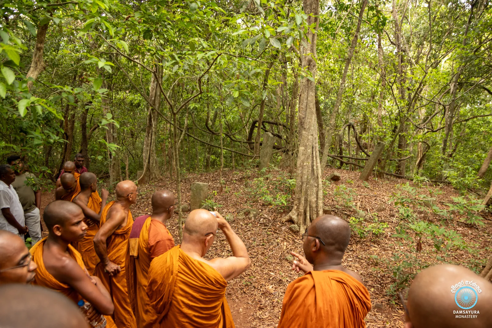 ඓතිහාසික කුරුන්දි රජමහා විහාරයේ ඉපැරණි සෑය වන්දනා කිරීම. — ඡායාරූපය 14