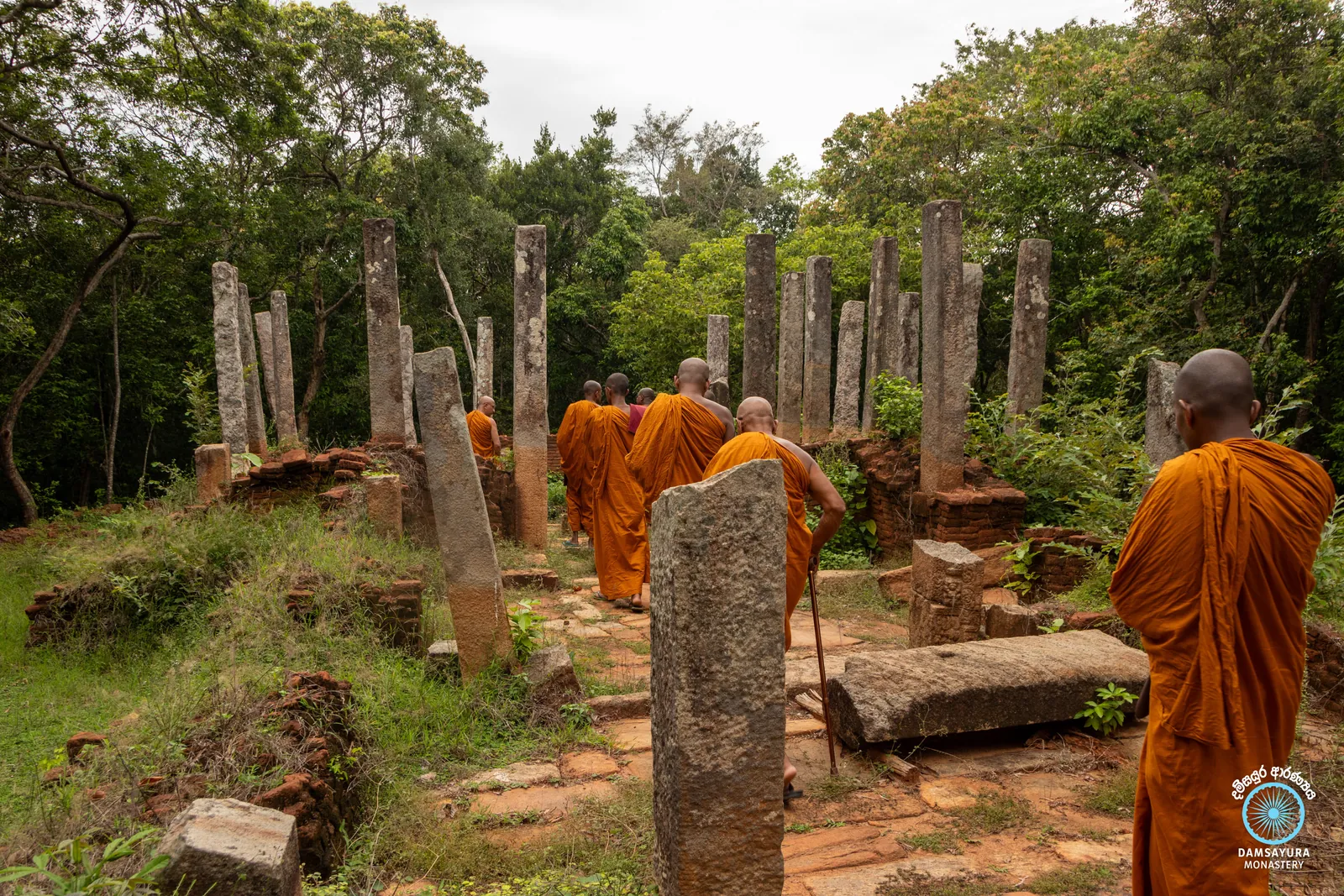ඓතිහාසික කුරුන්දි රජමහා විහාරයේ ඉපැරණි සෑය වන්දනා කිරීම. — ඡායාරූපය 16