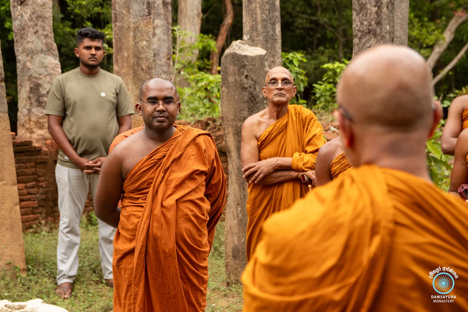 ඓතිහාසික කුරුන්දි රජමහා විහාරයේ ඉපැරණි සෑය වන්දනා කිරීම. — ඡායාරූපය 17