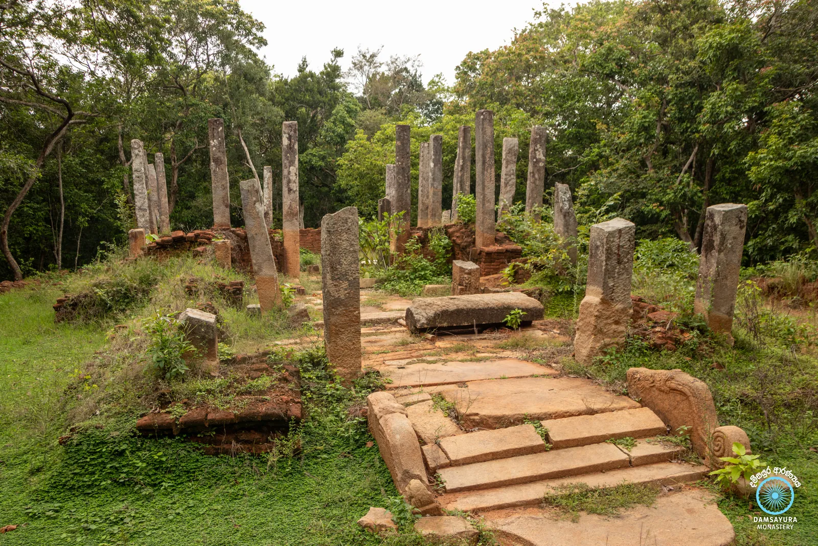 ඓතිහාසික කුරුන්දි රජමහා විහාරයේ ඉපැරණි සෑය වන්දනා කිරීම. — ඡායාරූපය 18