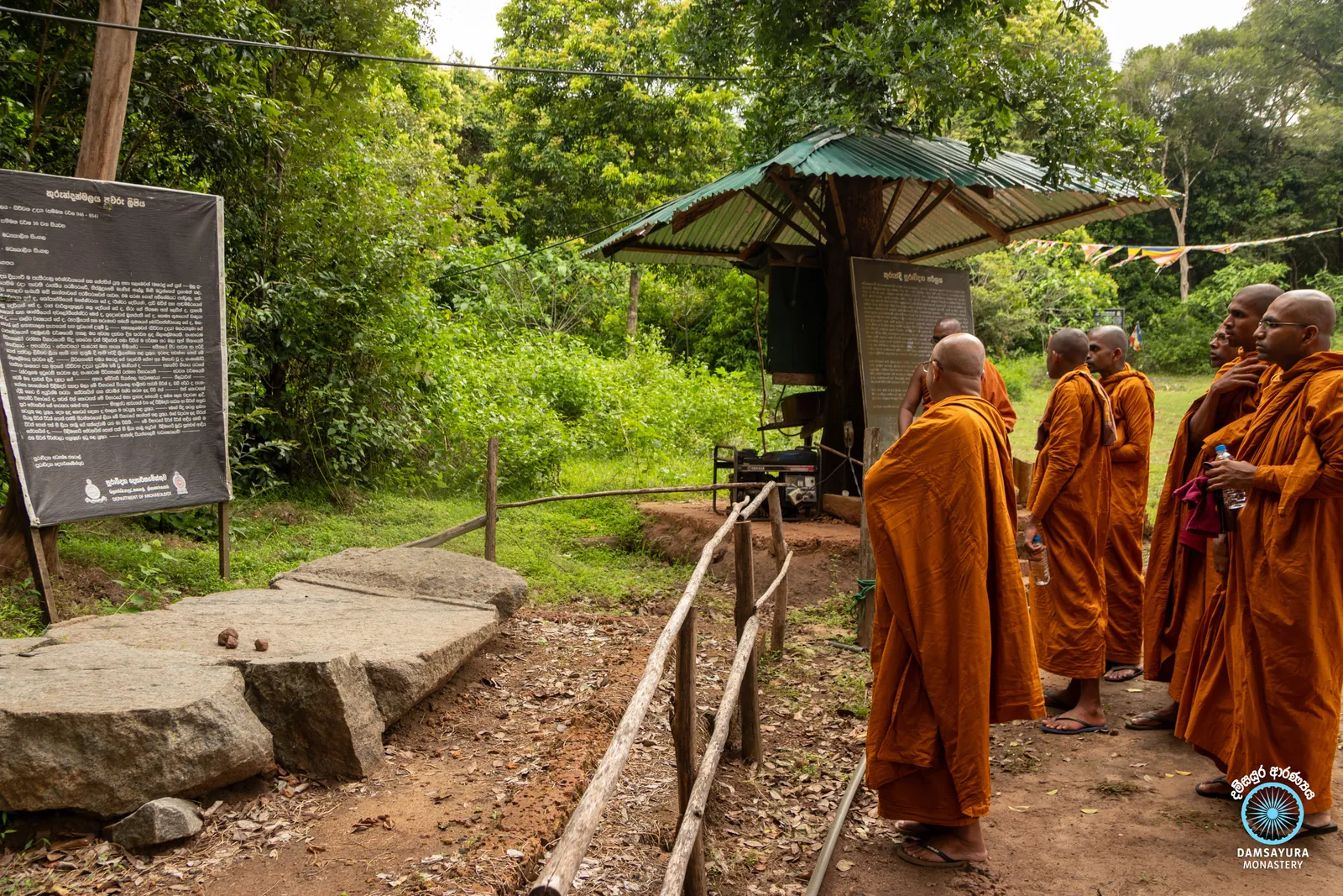 ඓතිහාසික කුරුන්දි රජමහා විහාරයේ ඉපැරණි සෑය වන්දනා කිරීම. — ඡායාරූපය 2