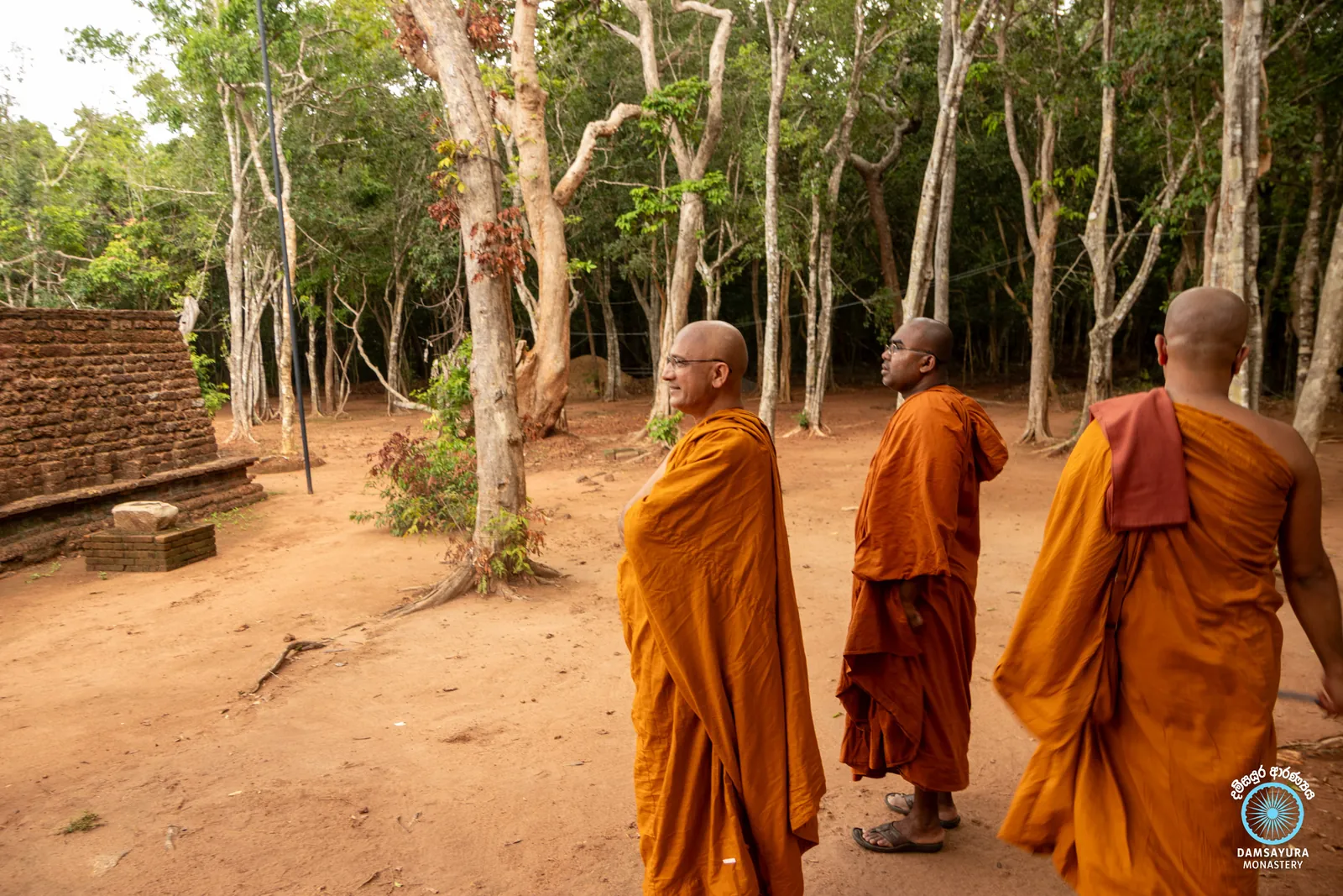 ඓතිහාසික කුරුන්දි රජමහා විහාරයේ ඉපැරණි සෑය වන්දනා කිරීම. — ඡායාරූපය 5