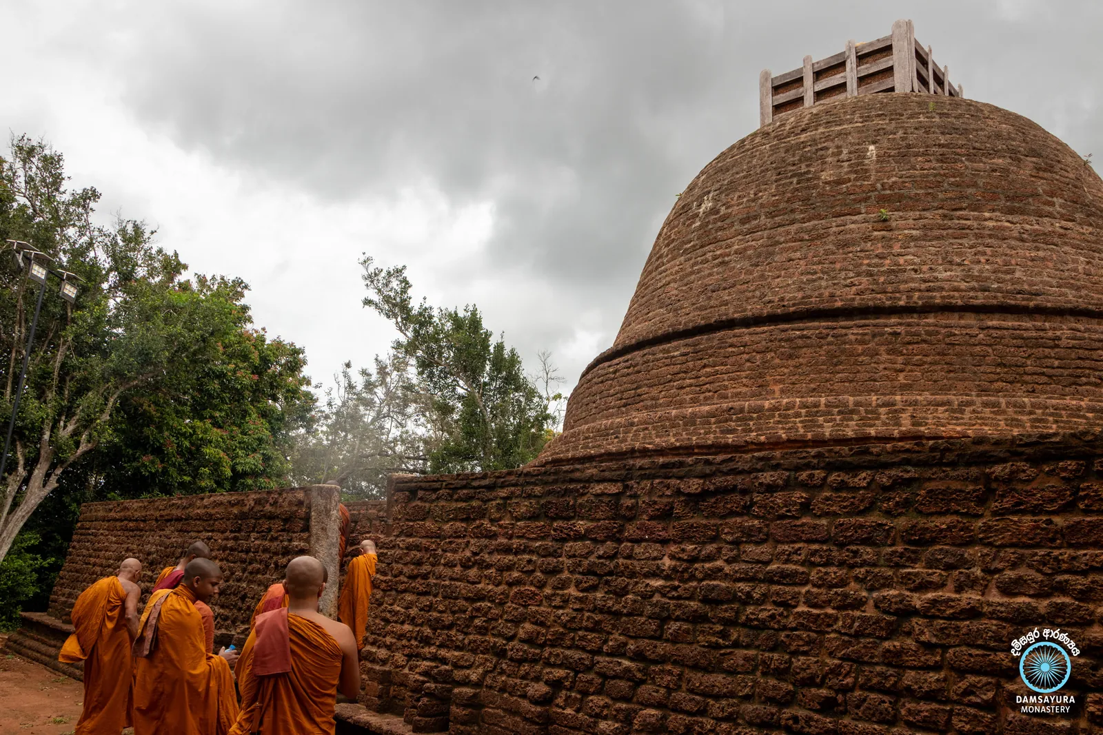 ඓතිහාසික කුරුන්දි රජමහා විහාරයේ ඉපැරණි සෑය වන්දනා කිරීම. — ඡායාරූපය 6