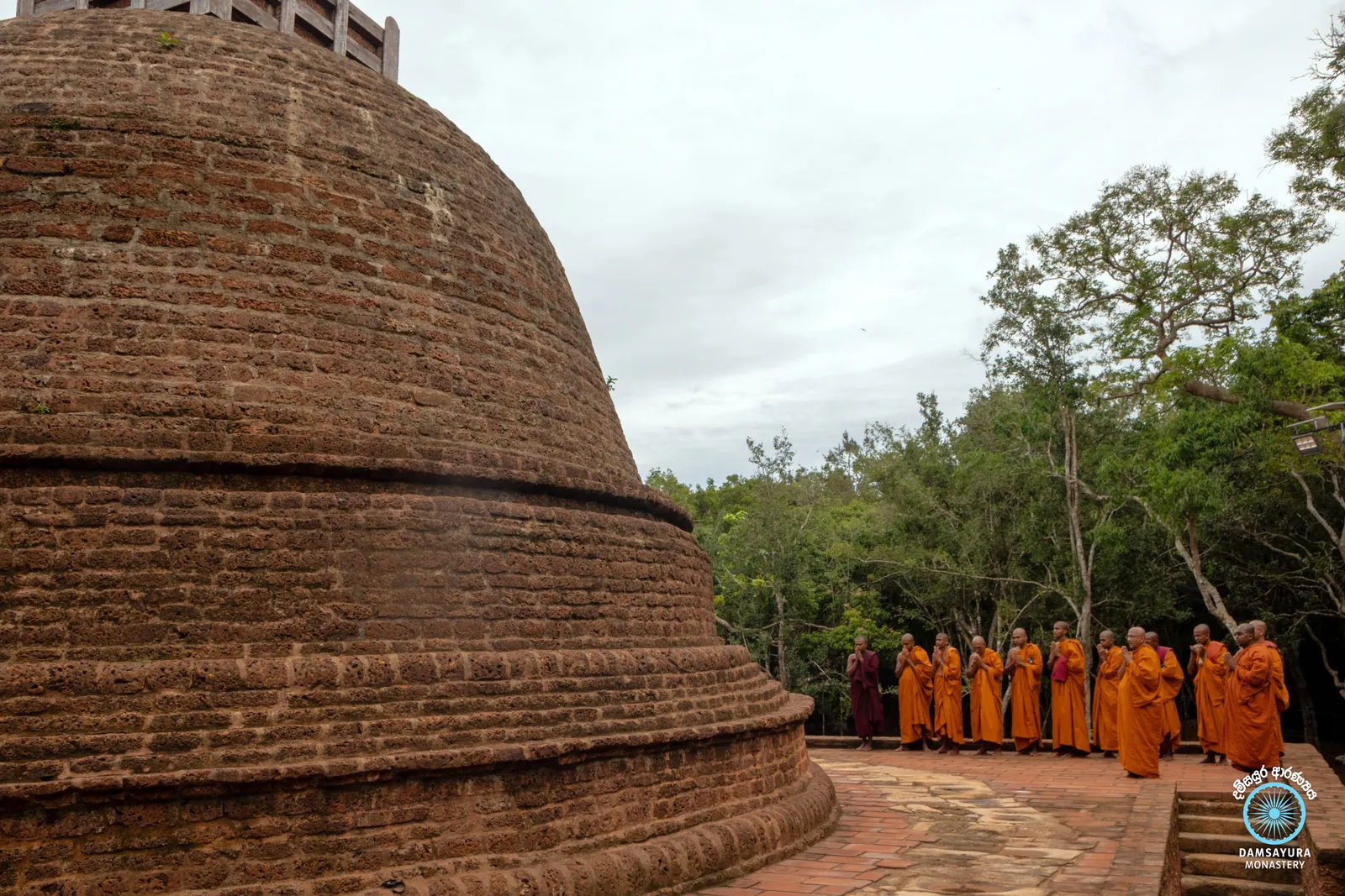 ඓතිහාසික කුරුන්දි රජමහා විහාරයේ ඉපැරණි සෑය වන්දනා කිරීම. — ඡායාරූපය 7