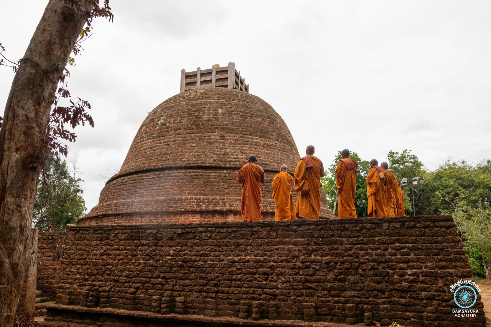 ඓතිහාසික කුරුන්දි රජමහා විහාරයේ ඉපැරණි සෑය වන්දනා කිරීම. — ඡායාරූපය 9