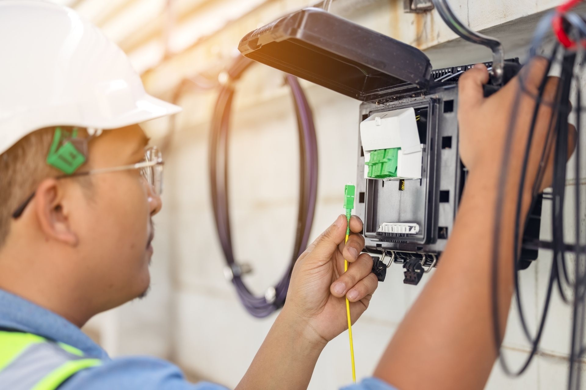 What are the different types of data center migration strategies available?