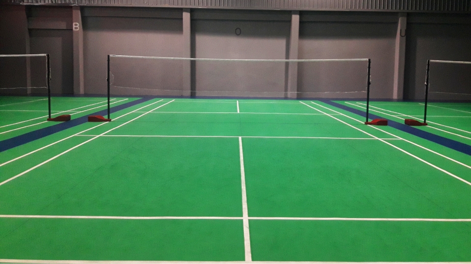 Kelebihan dan Kekurangan Lapangan Badminton Sintetis yang Perlu Diketahui