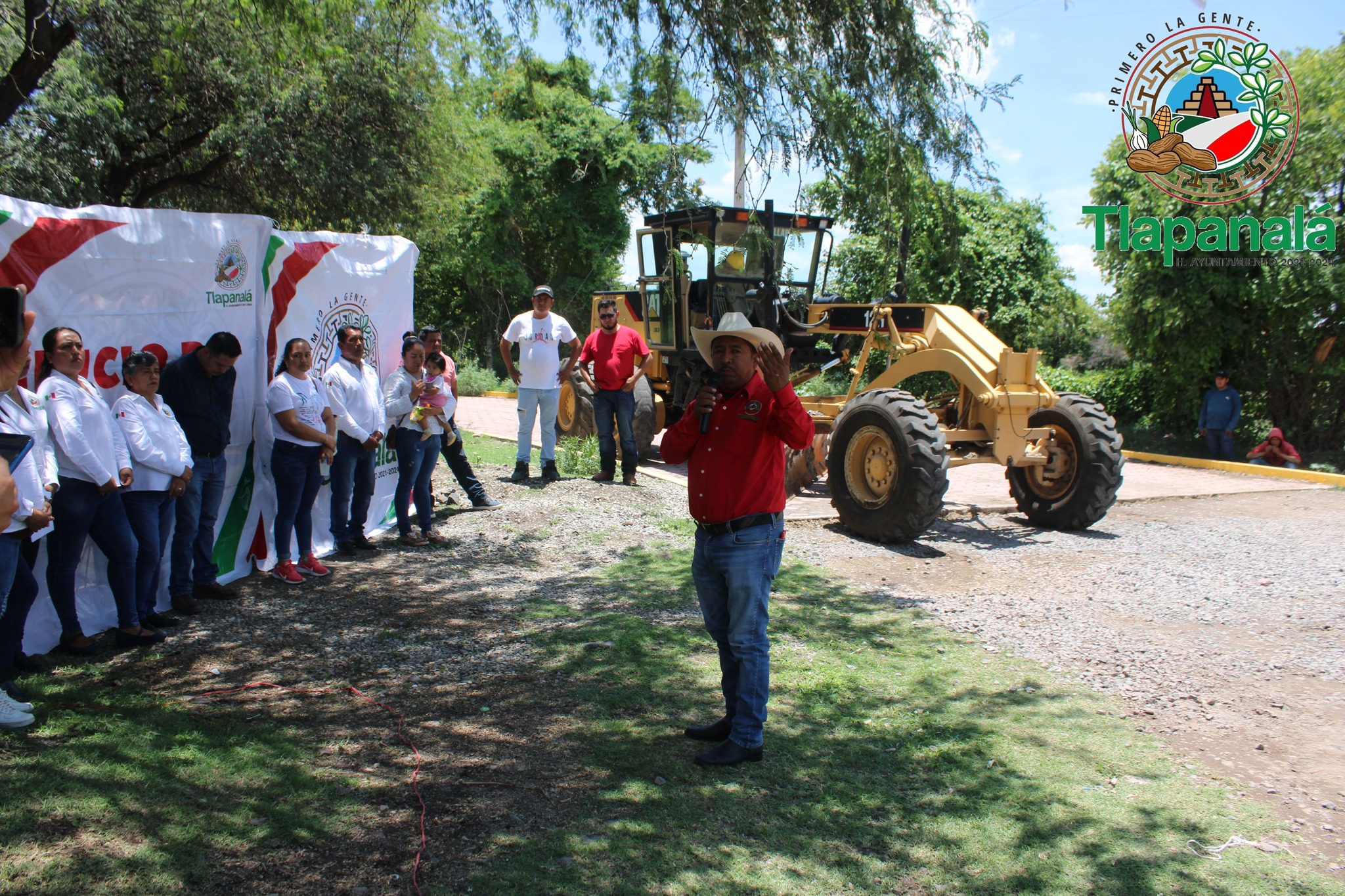 Banderazo Inicio de Obra "Pavimentación de calle con Adocreto"