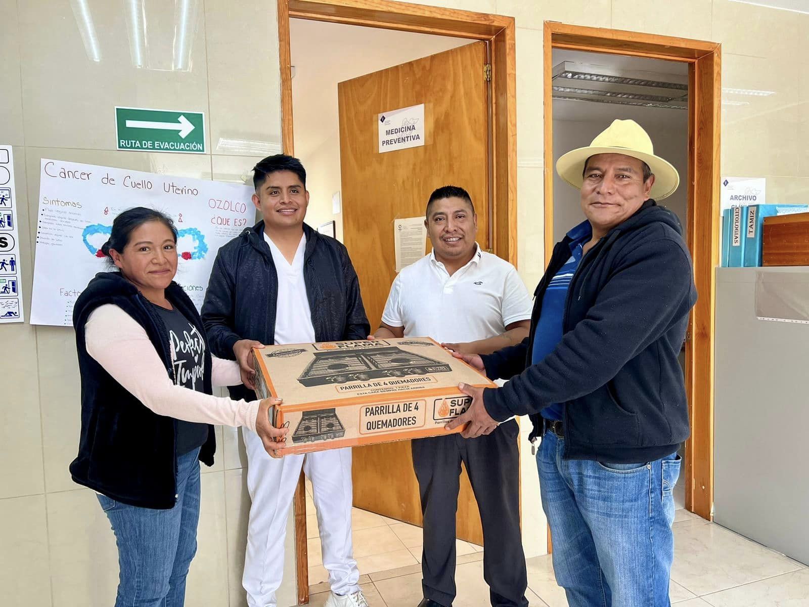 Entrega de estufa a casa de Salud de San Mateo Ozolco