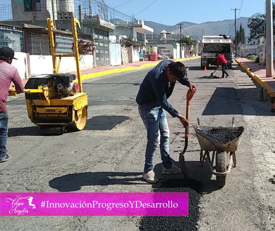 Bacheo de calles en Santiago Tenango