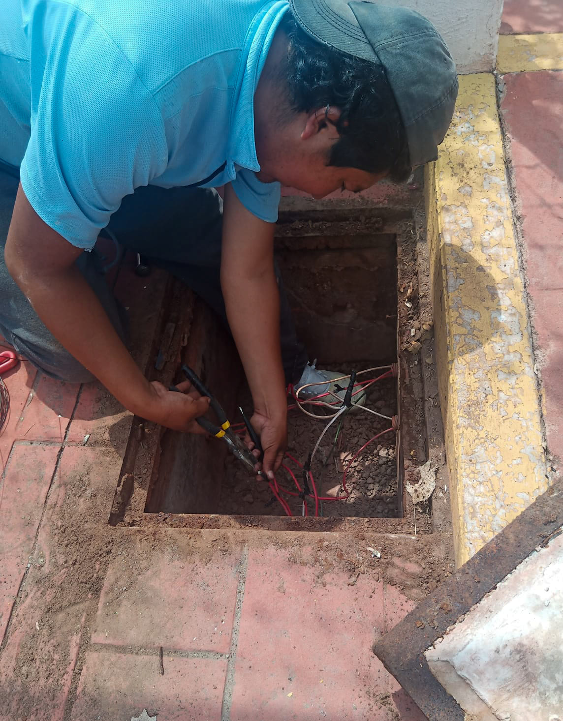 Mantenimiento de Alumbrado Público del parque en San Antonio Portezuelo