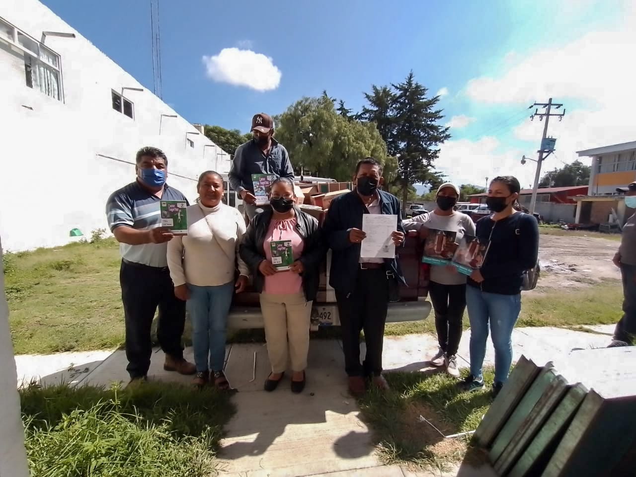 Entrega de libros para los jóvenes estudiantes de todo el municipio.