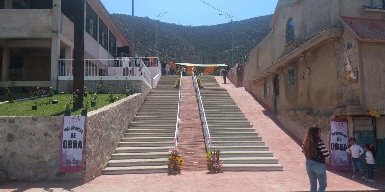 Inauguración de la Construcción de Escalinata en la Calle Ignacio Zaragoza en el Barrio de San José Buena Vista.