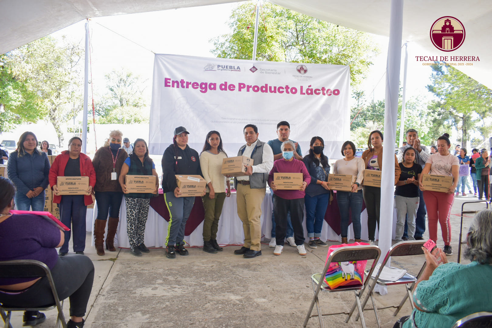 Entrega de leche a 700 familias Tecalenses