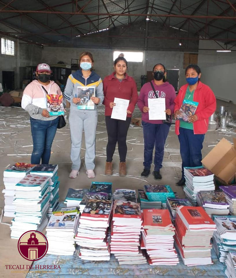 Entrega de libros  de texto gratuito a los distintos niveles educativos