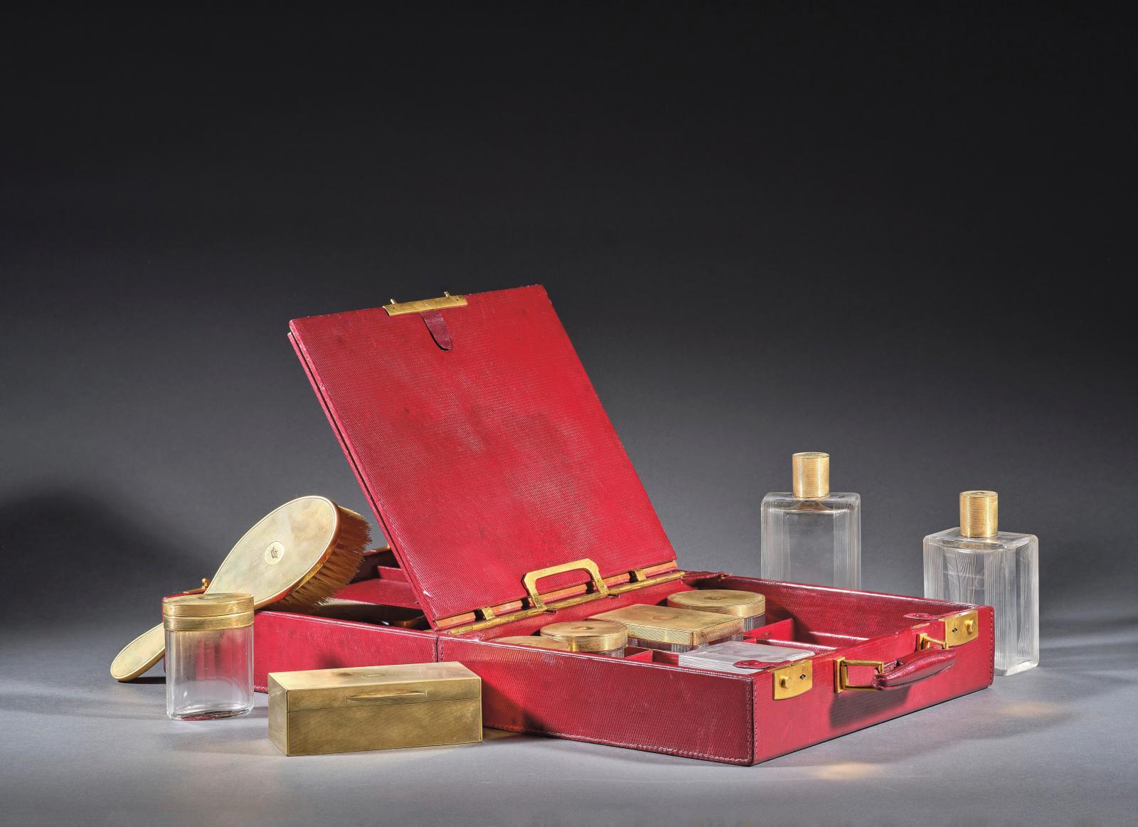 Cartier, 1931. Valise en cuir aux armes du marquis et de la marquise de Merry del Val comportant trois flacons rectangulaires en cristal e