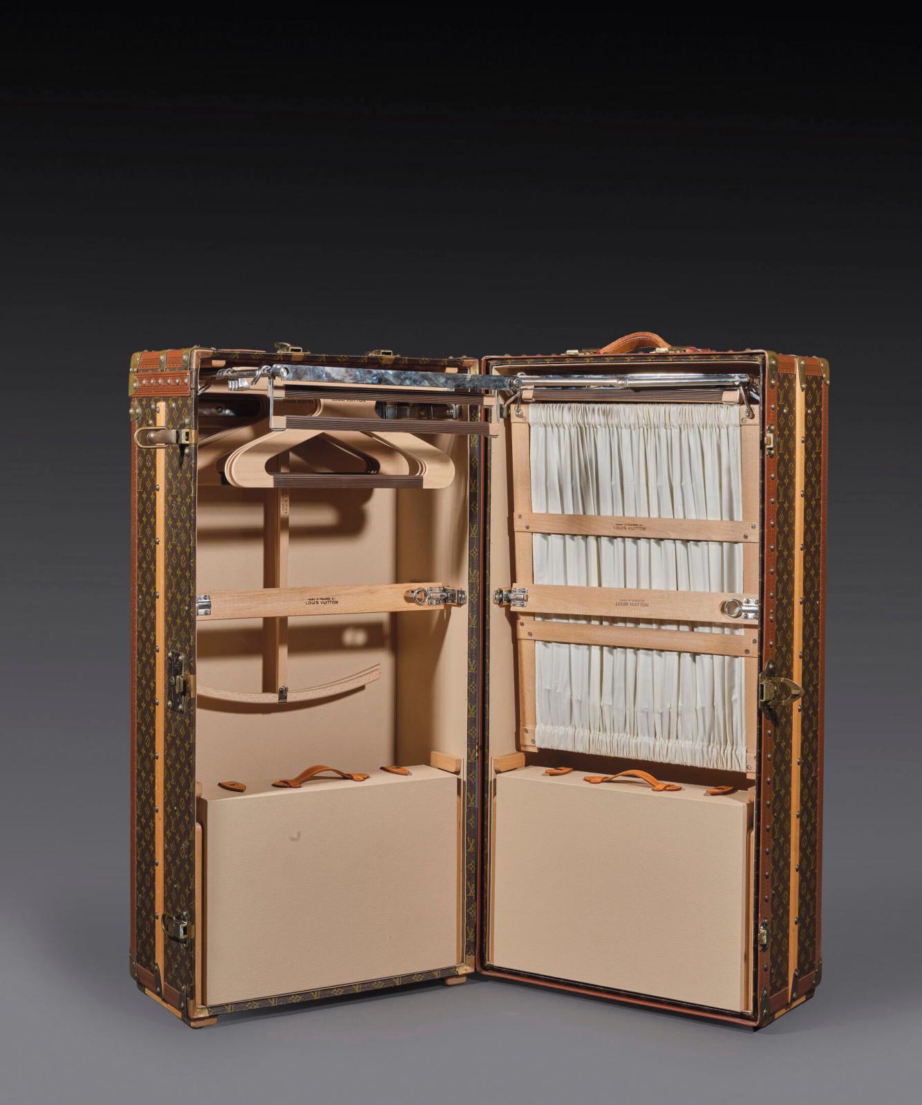 Louis Vuitton. Malle-penderie en toile Monogram, deux poignées en cuir naturel, serrures, renforts coins en laiton doré, bordures lozinées