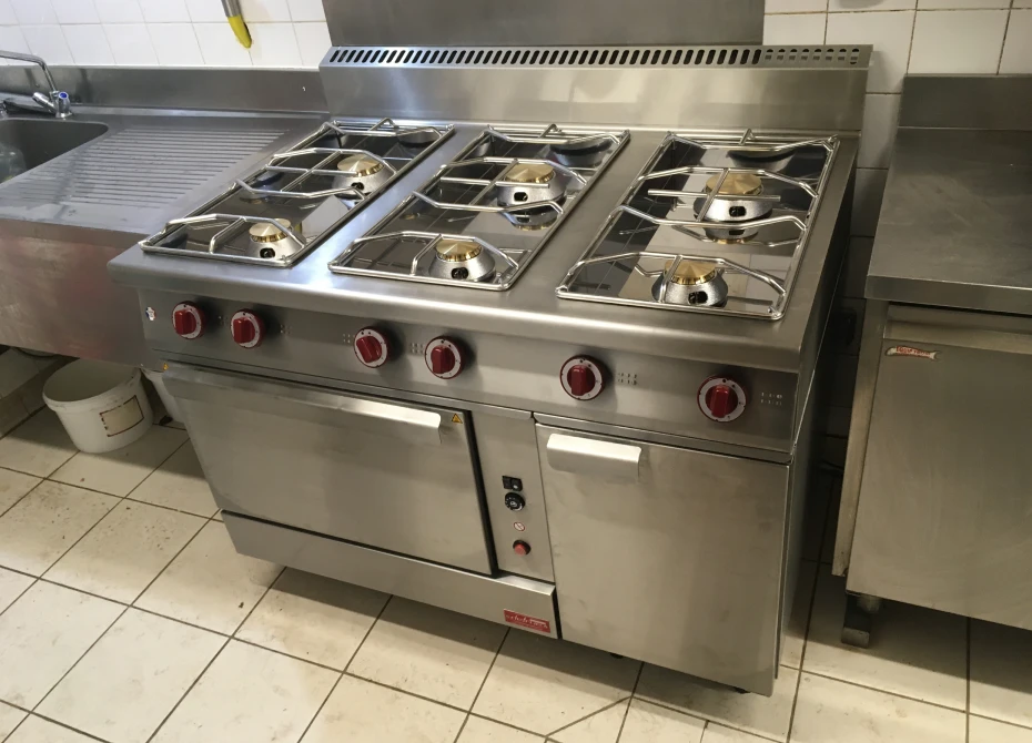 https://storage.googleapis.com/davy-baborier/Fourneau-6-Feux-+-Four-dans-un-restaurant-ee4273eb2b0c12c6cce09f0f3e294625-2024-06-20-19-16-14.webp