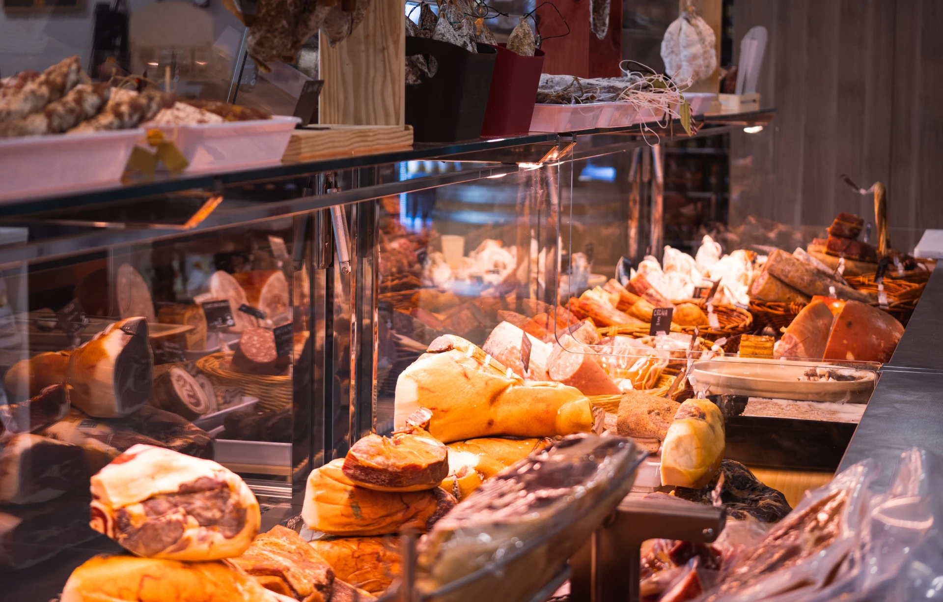 https://storage.googleapis.com/davy-baborier/vitrine-charcuterie-ec0220763e5c5ece7deb269fd91d28d7-2024-06-20-19-13-30.webp