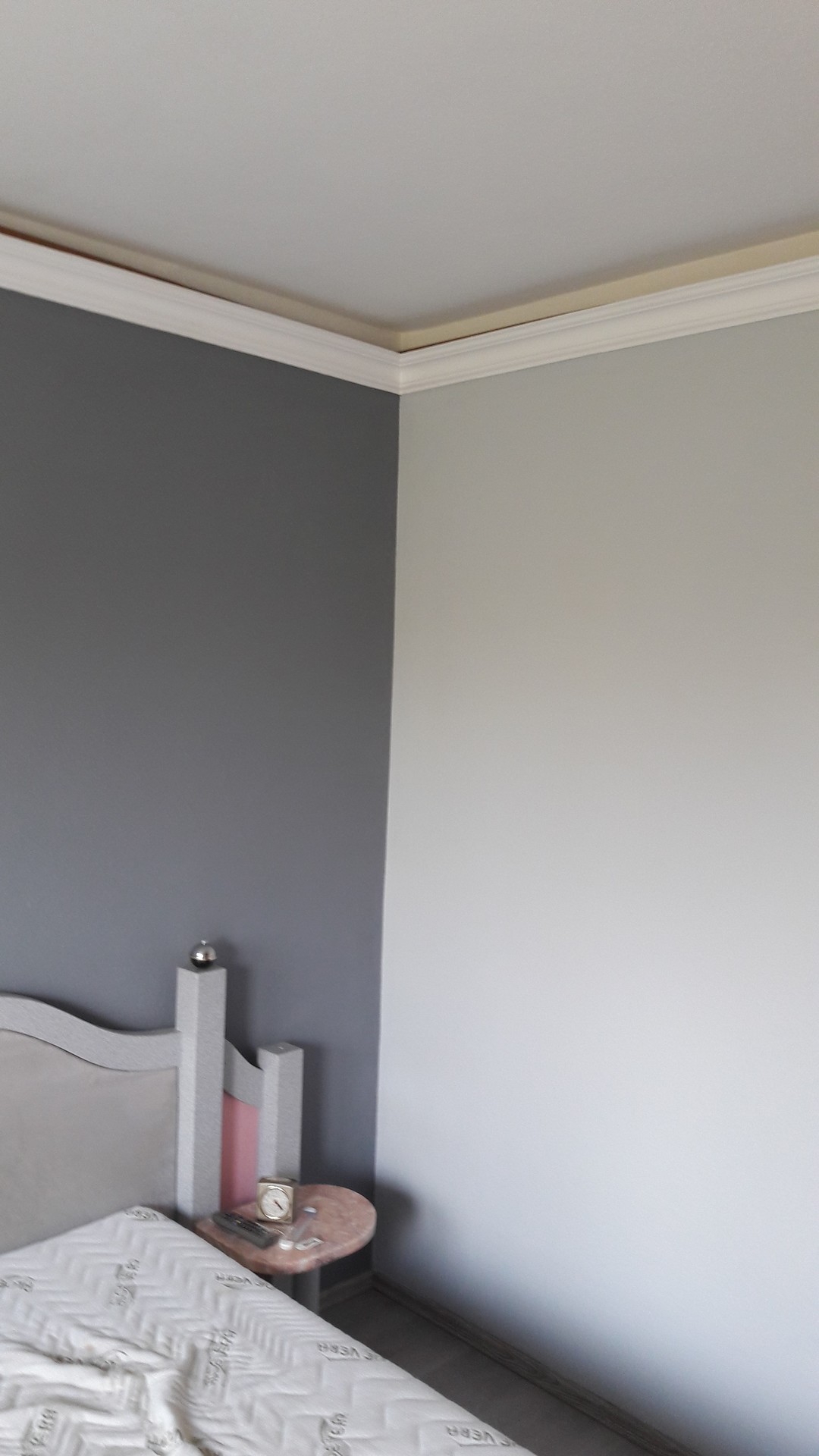 Grau-weiße Wandidee für das Schlafzimmer - Grau-weiße Wandidee für das Schlafzimmer