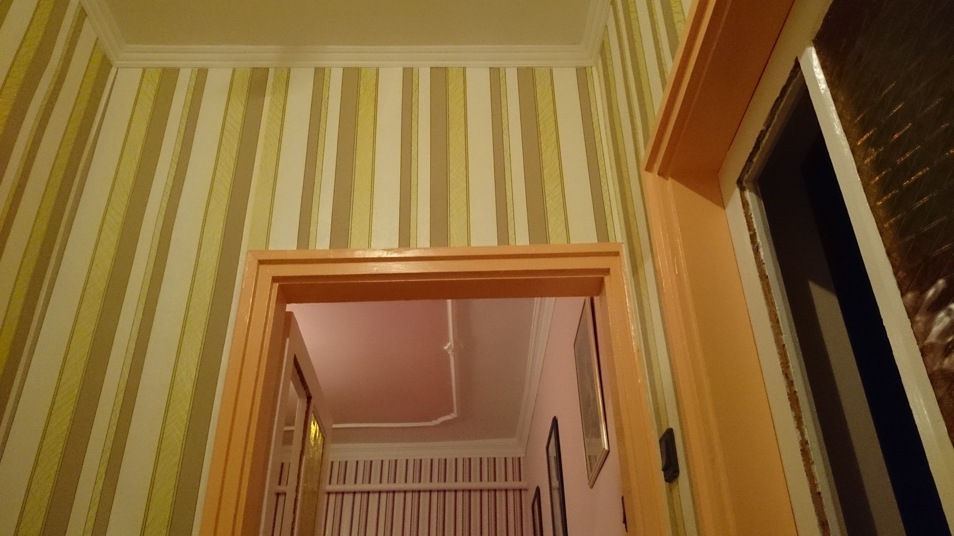 Gestreifte Tapeten in verschiedenen Farbtönen - Gestreifte Tapeten in verschiedenen Farbtönen