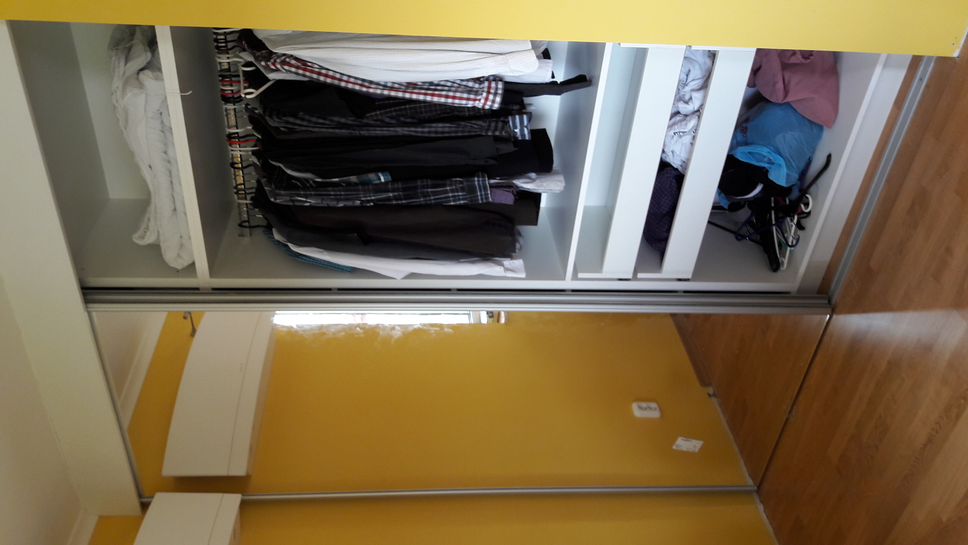 Flur mit viel Stauraum – Ideen für Flure in Plattenbauwohnungen - Bescheidener Flur mit vielen Aufbewahrungsmöglichkeiten – Ideen für einen Flur mit Paneelen