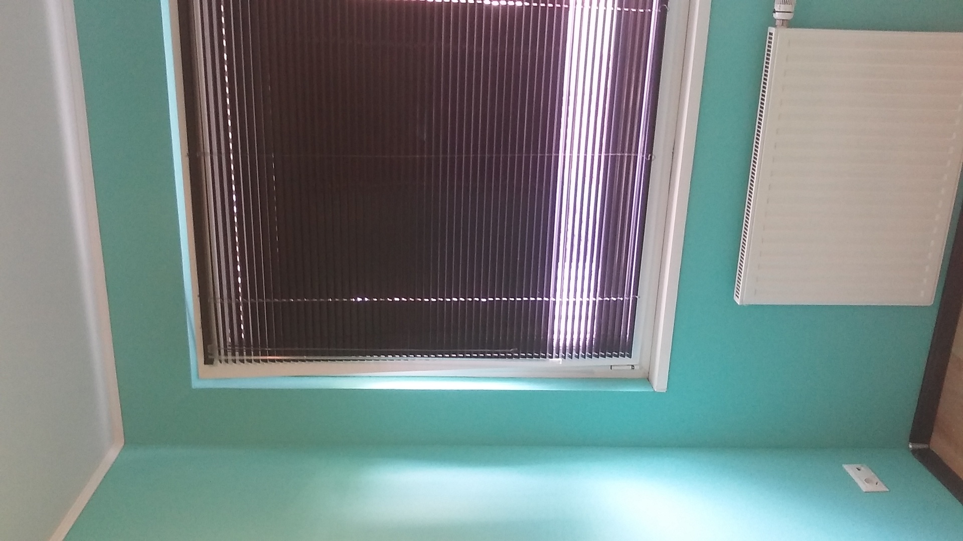 Mintgrüne Schlafzimmerwandfarbe in der Sonne - Mintgrüne Schlafzimmerwandfarbe in der Sonne