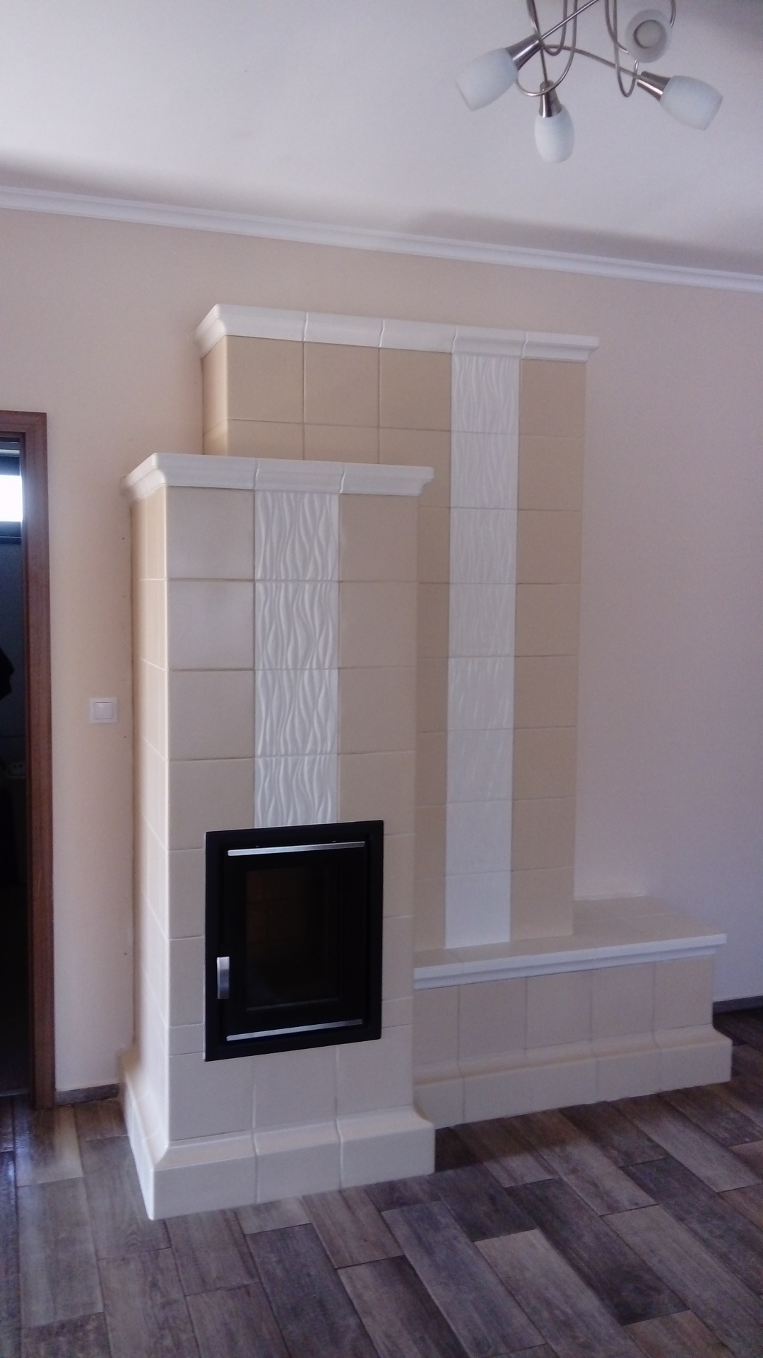 Weisser kachelofen mit honiggelbem rand - Kamineinbau im modernen Stil – Er passt perfekt zur Umgebung