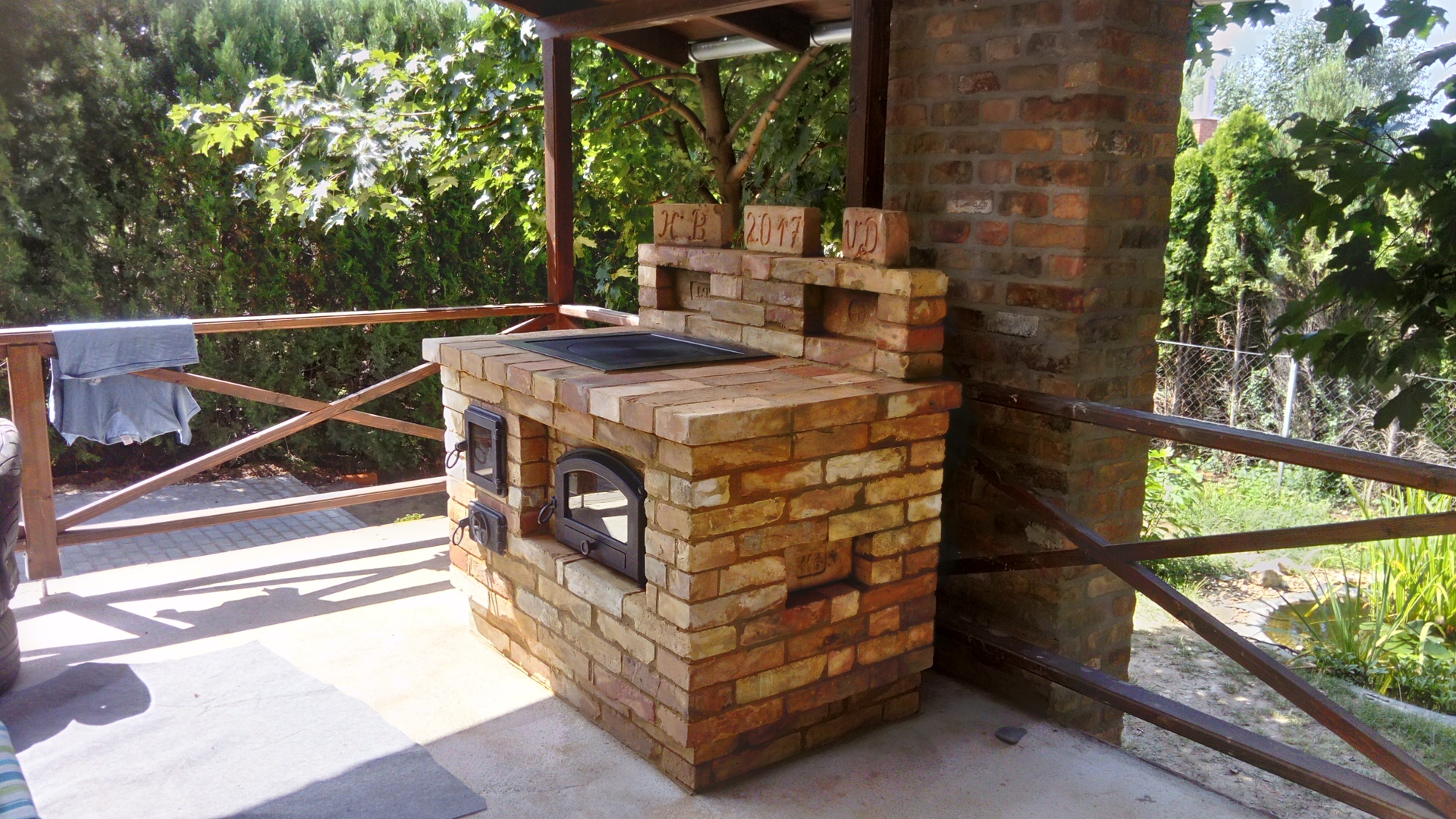 Sommerküche aus alten ziegeln - backen und kochen in einem - Sommerküche aus Bruchsteinen, backt und kocht gleichzeitig