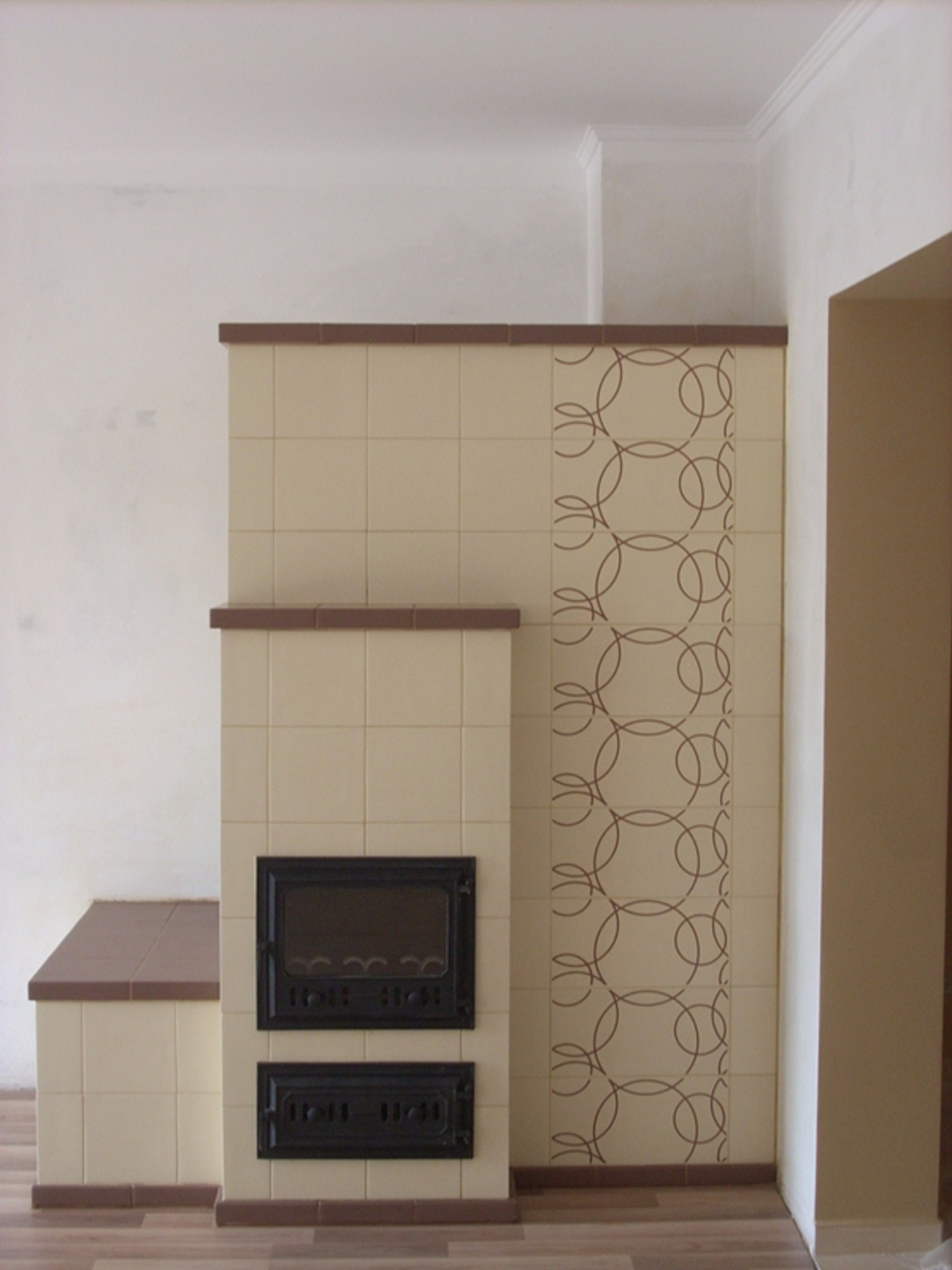 Kachelofen in naturfarben mit grossflächigen gemusterten fliesen - Naturfarbener Ofen mit großen gemusterten Kacheln