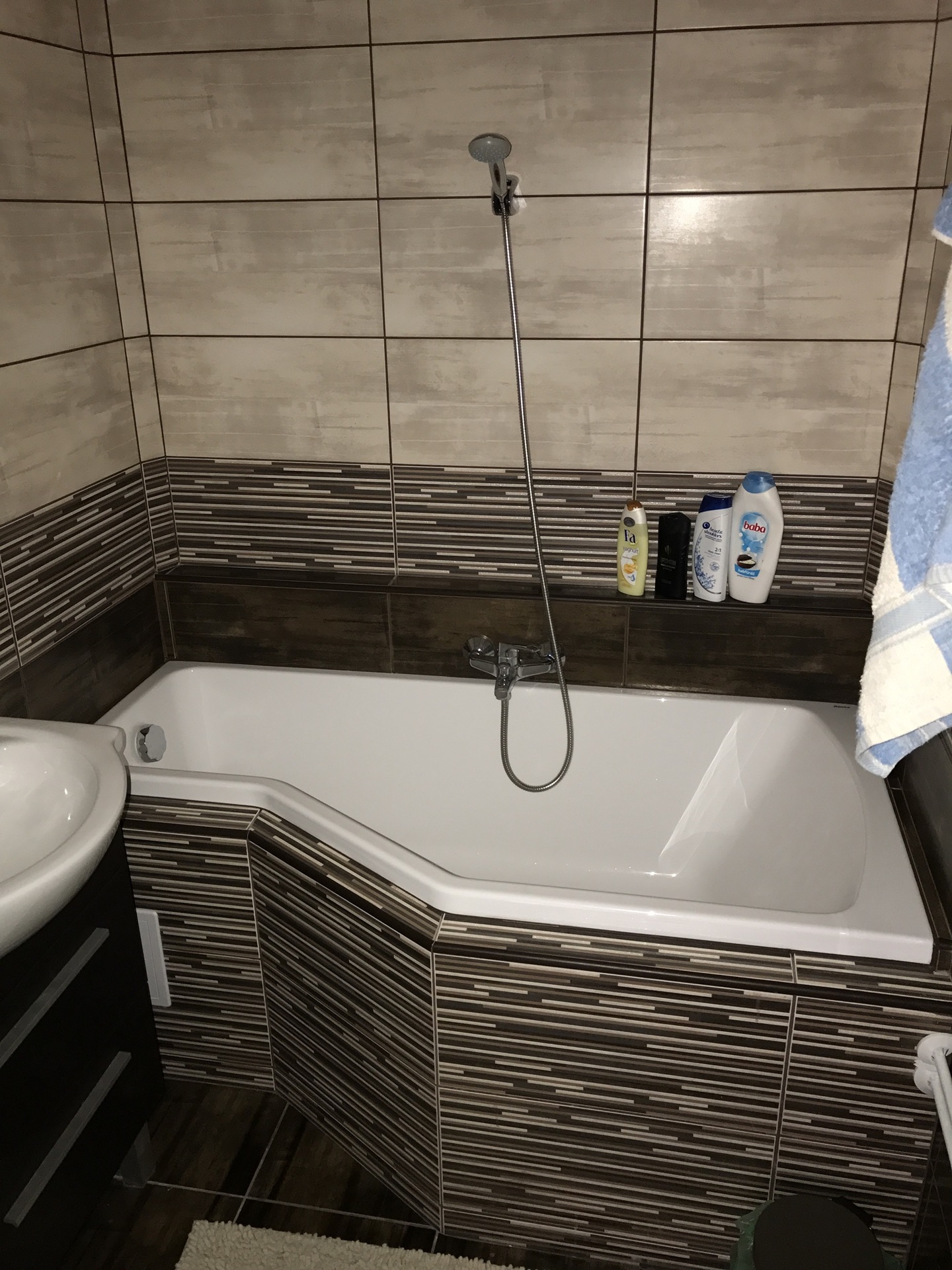 Kein platz für eine badewanne? Kein problem! Wähle eine individuell gestaltete wanne - Ist der Platz für die Badewanne klein? Kein Problem! Wählen Sie eine Wanne mit einzigartiger Form!