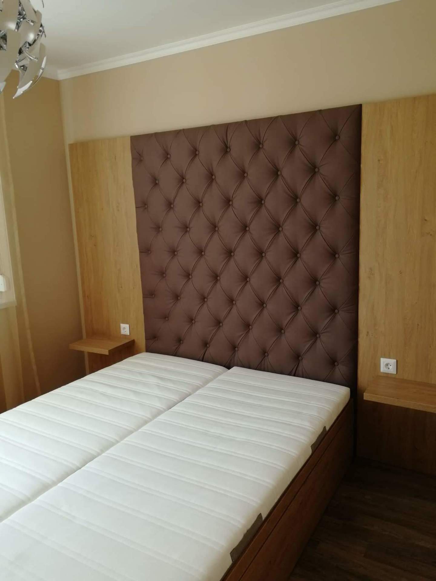 Einzigartig gepolstertes bett mit eingebauter kopfstütze im schlafzimmer - Maßgeschneidertes gepolstertes Doppelbett mit integrierter Rückenlehne im Schlafzimmer