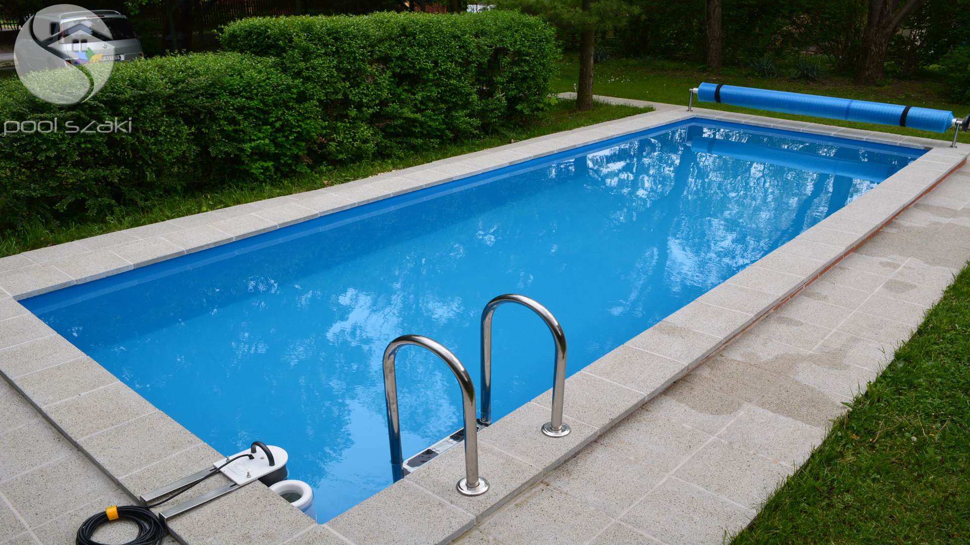 Langgestreckter Gartenpool mit Edelstahlleiter und praktischer Poolabdeckung - Langgestreckter Gartenpool mit Edelstahlleiter und praktischer Poolabdeckung