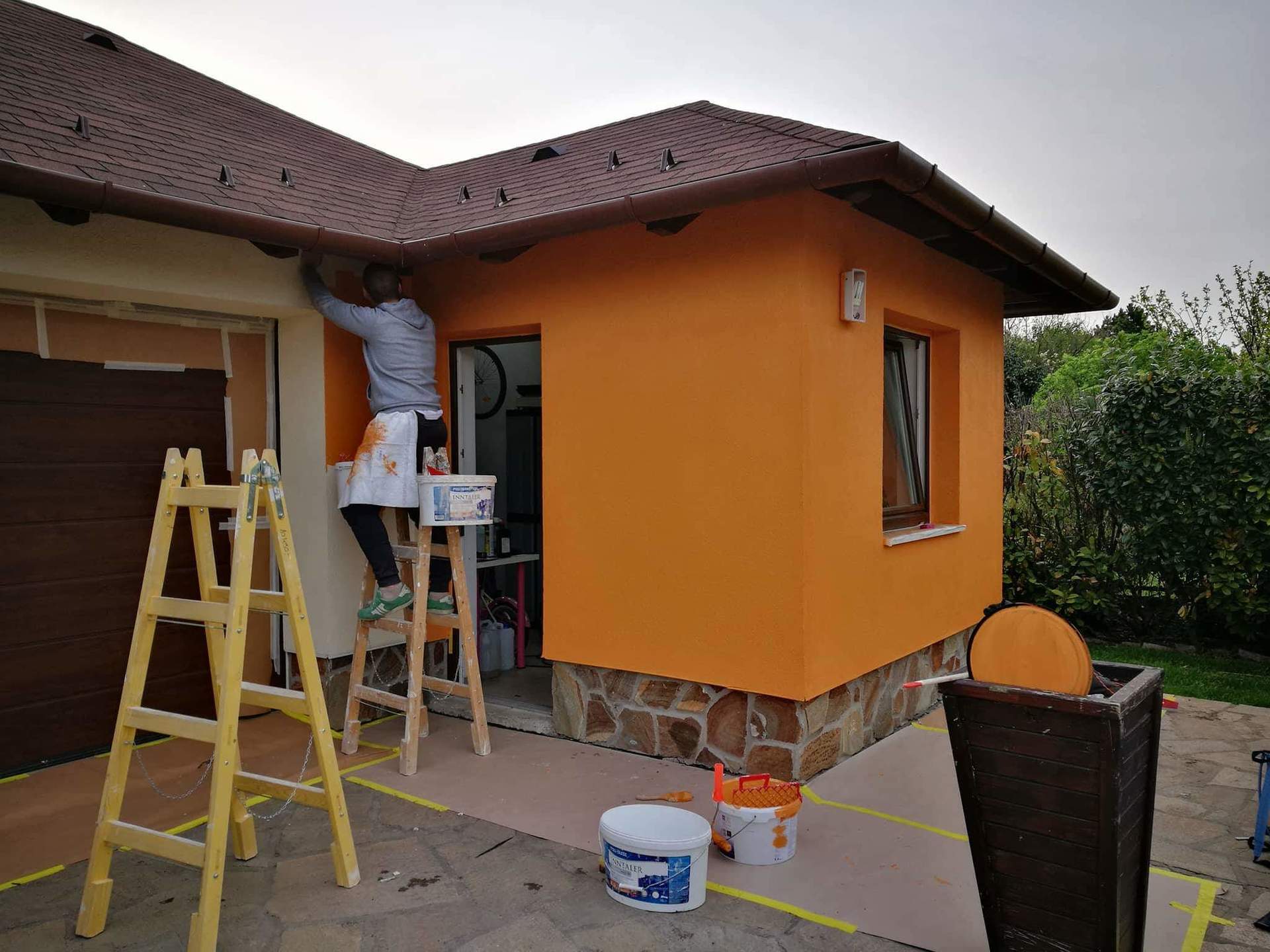 Orangefarbene Fassade - Orangefarbene Fassade