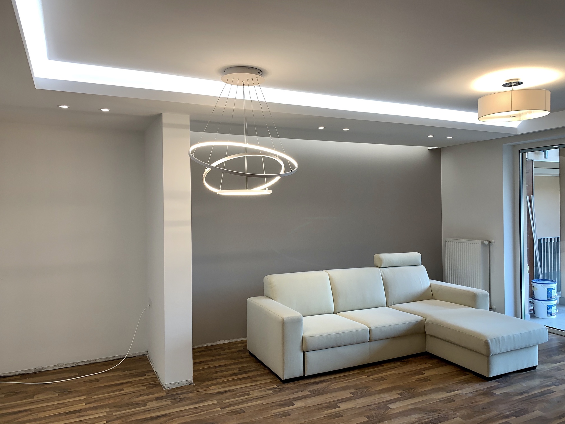 Minimalistisches Wohnzimmer in Weiß und Hellgrau - Sauberes, weißes und hellgraues, elegantes Wohnzimmer