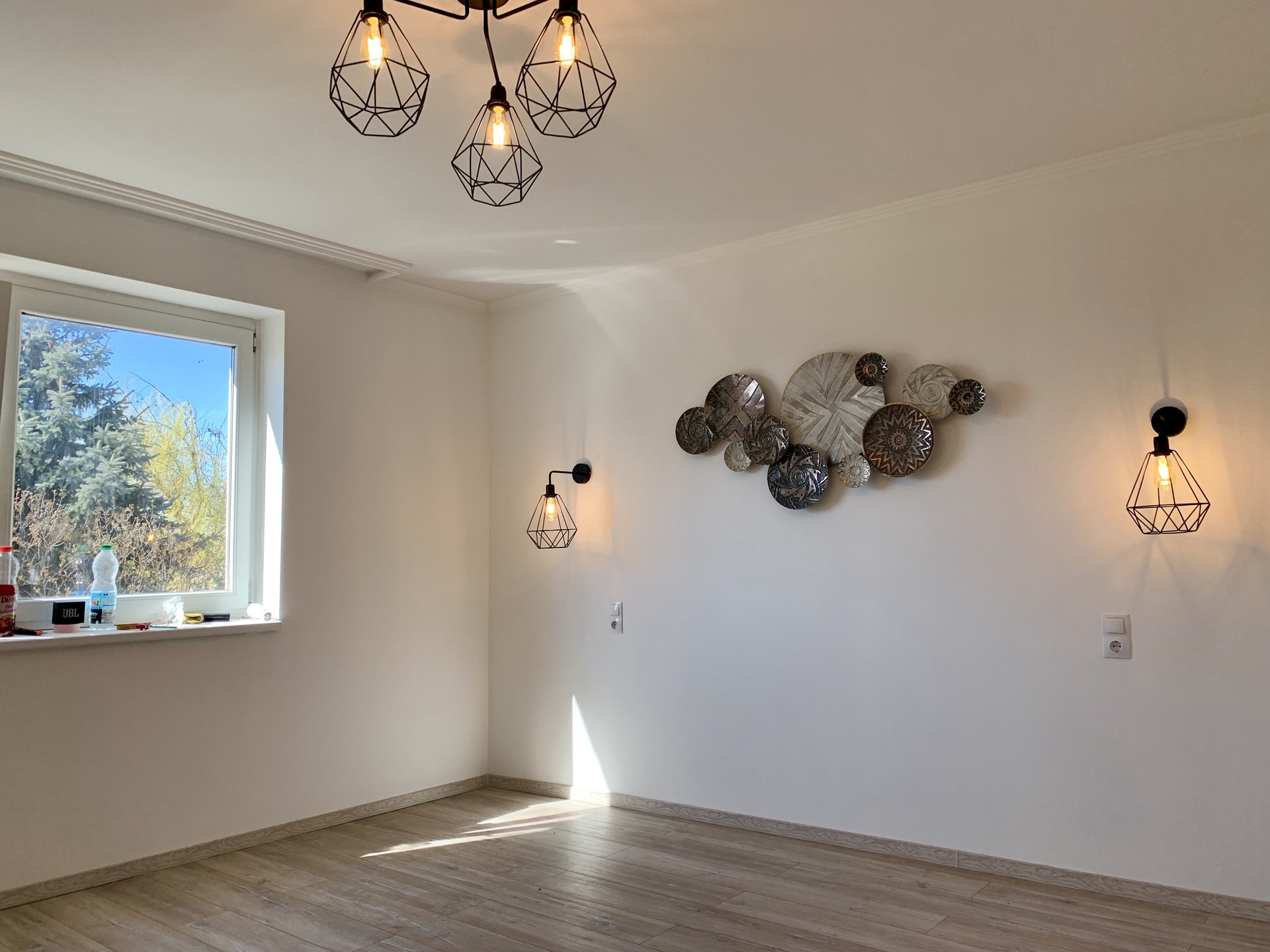 Elegantes Wohnzimmer, sandfarbene Wandmalerei, moderne Beleuchtung, Wanddekoration - Elegantes Wohnzimmer, sandfarbene Wandmalerei, moderne Beleuchtung, Wanddekoration