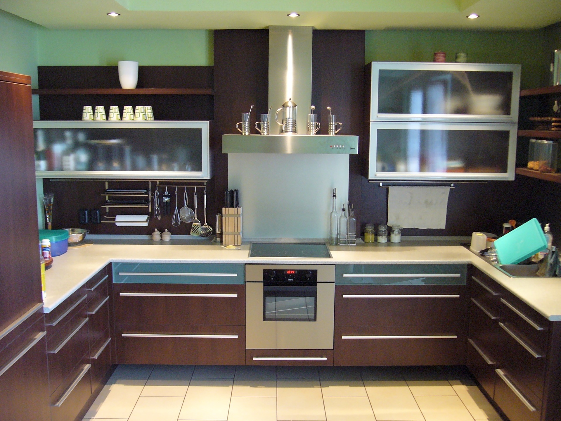 Regale, Haken, Stauraum in Hülle und Fülle - in die Küchenmöbel integriert - Regale, Kleiderbügel, Stauraum in allen Mengen – konzipiert für Küchenmöbel